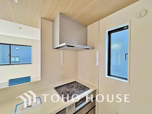 最新のレンジフードは静音性や省エネ性能が向上しデザインもスタイリッシュ。効率的な換気で料理を快適に。