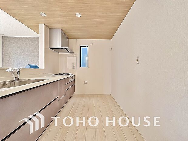 キッチンには浄水器内蔵シャワー混合栓、3口コンロ、スリム型レンジフードなどの最新設備が整えられました。普段の作業になりがちなお料理が少しでも楽しく、少しでも効率良いものとなるよう想った優しい設計。