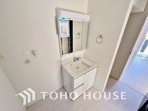 ドラム式の洗濯機を配置しても十分なスペースを確保した洗面所はゆとりある広さの設計となっております。