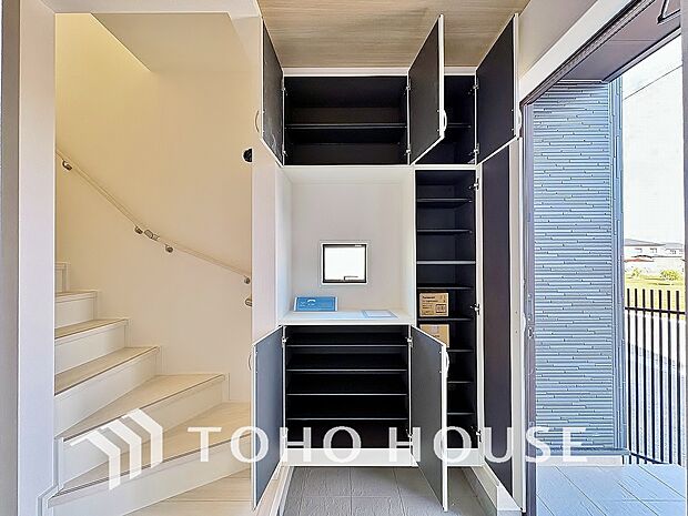 人を迎え入れる最初の場所だからこそ、清潔感ある空間にして頂ける様シューズボックスを設置しました。