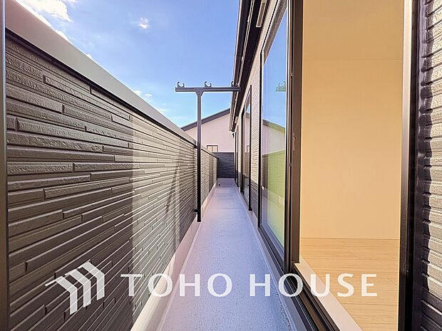 頬をなでる優しい風を感じることが出来るバルコニー。つい深呼吸をしたくなる気持ちの良い眺望です。