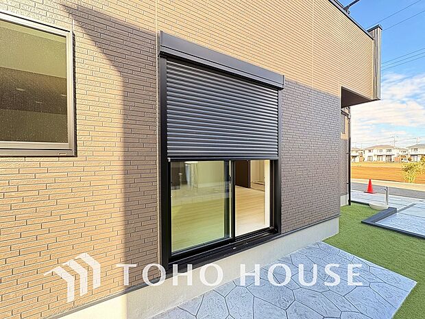 戸建にも防犯機能シャッターを完備しております。寒い冬でも中から開閉が可能ですのでラクラクな所も便利です。