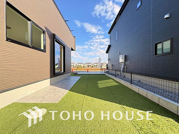 窓の先に庭があると風通しも良く、四季折々の変化も感じとることができそうですね。