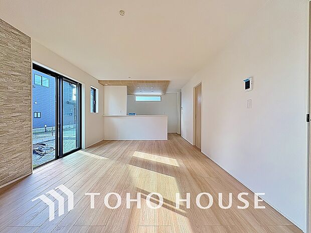 全号棟LDKは16帖以上と広々ご用意。大きな窓が南東側に造られ、明るさに包まれています。内装がホワイトを基調としており、光を反射するレフ効果で開放感が生まれ、より広さを感じる空間に仕上がりました。。