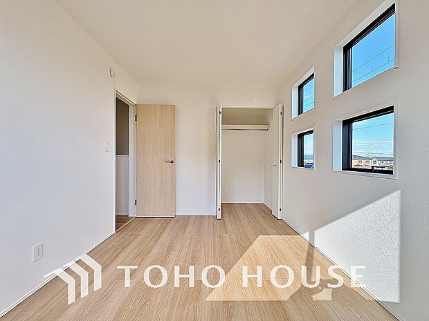 お子様の心と身体を見守る子供部屋として、小さな自立心を育むお部屋作りを見越してご覧下さい。