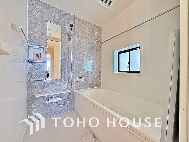 落ち着いた雰囲気のバスルーム。一日に疲れをゆったりと癒すプライベートな空間になりそうです。