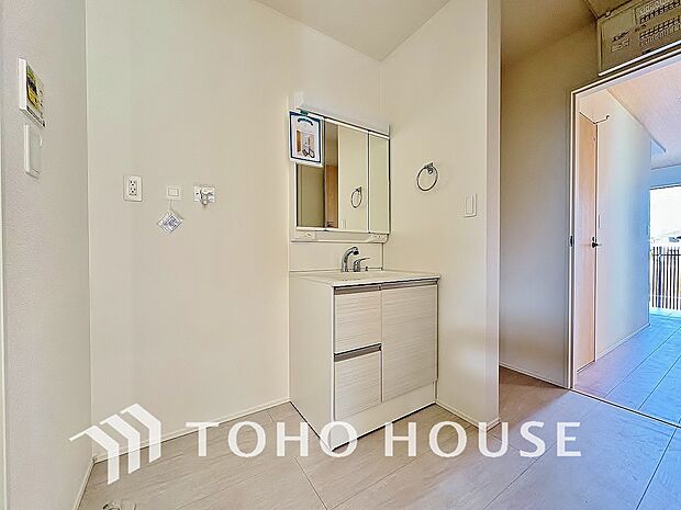 ドラム式の洗濯機を配置しても十分なスペースを確保した洗面所はゆとりある広さの設計となっております。