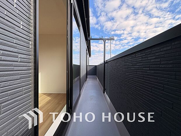 頬をなでる優しい風を感じることが出来るバルコニー。つい深呼吸をしたくなる気持ちの良い眺望です。