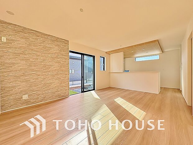 広々としたLDKは、家族が自然に集まりやすく、一緒に過ごす時間を楽しめる工夫が施されています。