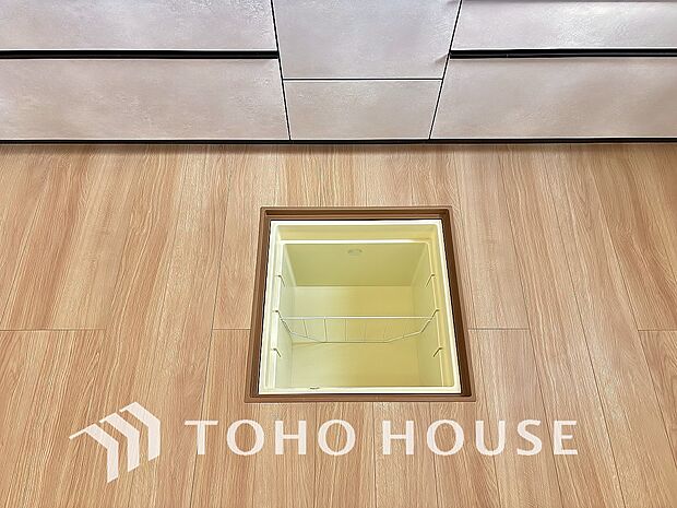 キッチン下部に設けた床下収納は、缶詰のストックや非常食、梅酒や味噌などの保存食入れとしての他、卓上プレートや季節家電などの物を仕舞うことが出来る便利な収納。