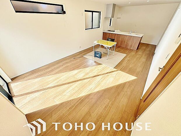 光が注がれる青い空から鮮やかに赤色にゆっくりと染まる。そんな優しい時間がここでは流れてゆく。