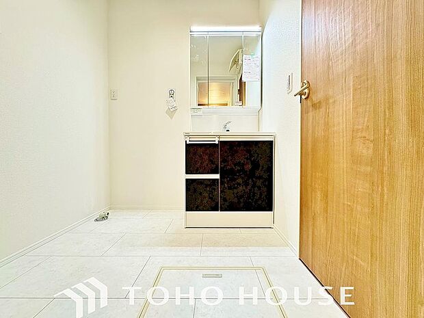 身だしなみのチェックがしやすい大きな鏡、下には収納がたっぷり。スッキリとした空間を演出いたします。