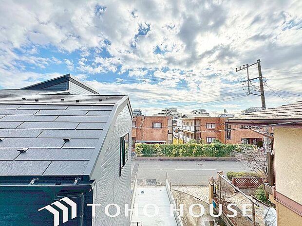 その豊かな眺望にふさわしい空間には、通風 採光にも優れ、心地よい光と風があふれています。