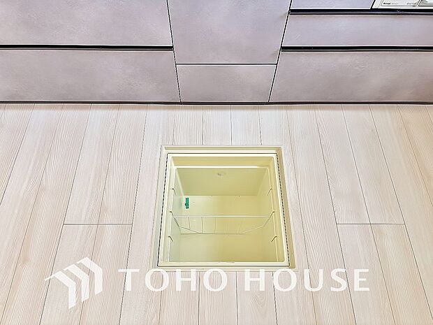 キッチン下部に設けた床下収納は、缶詰のストックや非常食、梅酒や味噌などの保存食入れとしての他、卓上プレートや季節家電などの物を仕舞うことが出来る便利な収納。