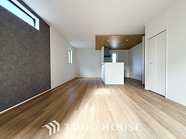 光と風があふれる開放的なリビングダイニングには自然と家族みんなが集まってきます。