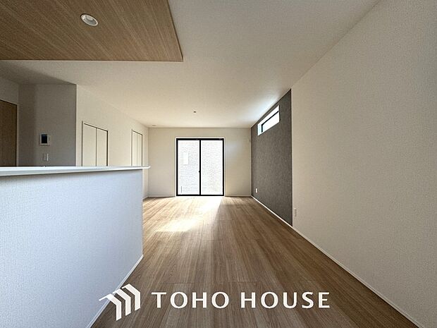 LDKでは家族が集まり、明るく穏やかな空気のなかで飲んだり、食べたり、笑ったり。