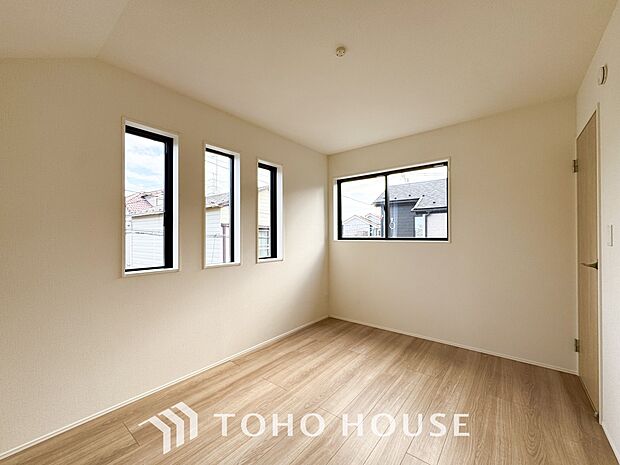 広々とした洋室は寝室にオススメです。ベッドやデスク、ドレッサーなどを置いてもゆったり空間。