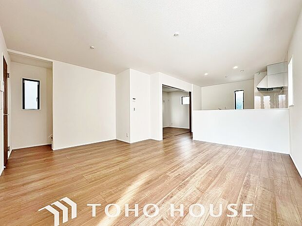 光が注がれる青い空から鮮やかに赤色にゆっくりと染まる。そんな優しい時間がここでは流れてゆく。