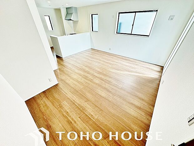 リビングも広く設け、訪れる人々を暖かく迎えてくれます。