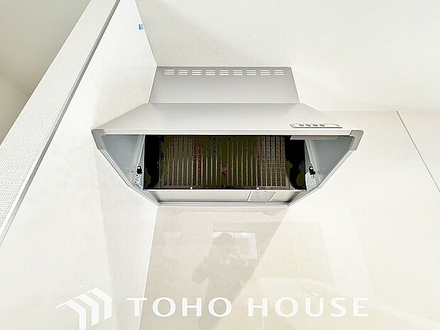 昨今主流のスリムタイプのレンジフード。スタイリッシュな見た目からインテリアとしても人気がある型です。