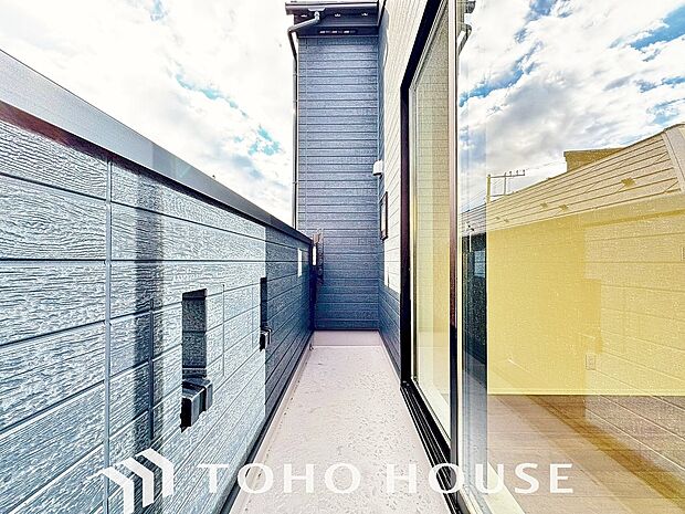 陽光に愛され、環境に恵まれ、家族に包まれた邸宅は、どんなに月日が経っても色褪せる事なく輝き続けます。