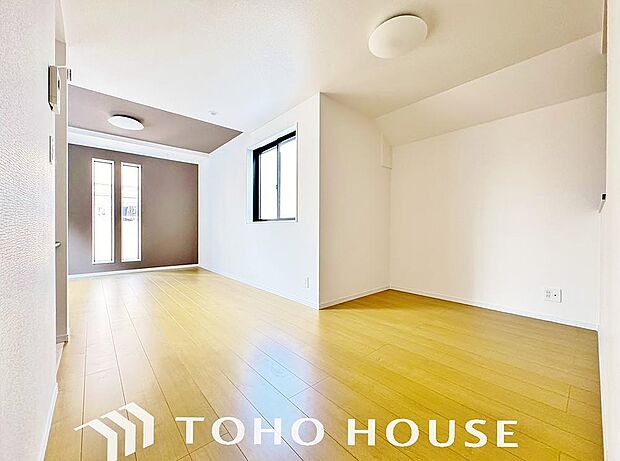 リビングも広く設け、訪れる人々を暖かく迎えてくれます。