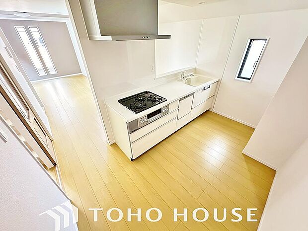 夫婦そろってキッチンに立っても調理がしやすく余裕の広さ。家事をしながら会話も弾みます。