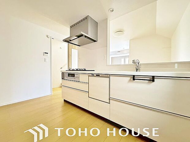 ご家族みんなで調理ができる位のスペースを実現したキッチン空間となっております。