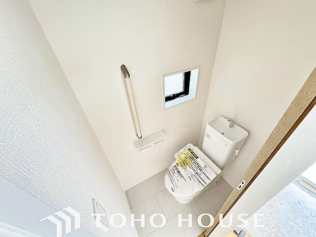 十分な広さと清潔感のあるカラーで纏まったおトイレ。時間に余裕とゆとりを持たせます。