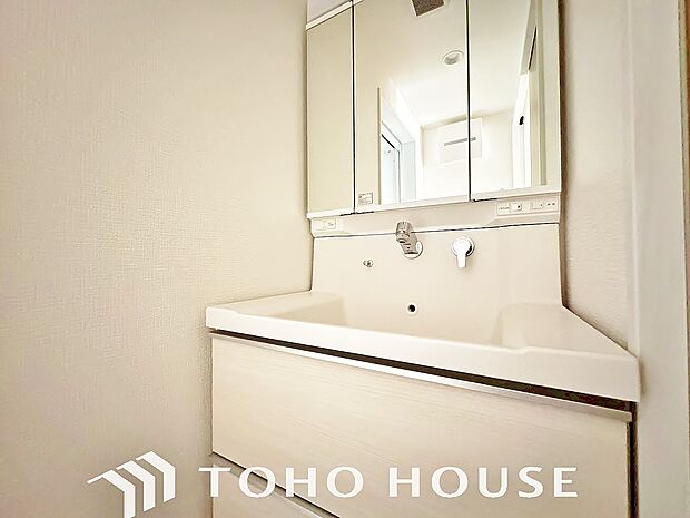 洗面台には三面鏡を採用。鏡の後ろに収納スペースを設ける事により洗面台周りもすっきりします。