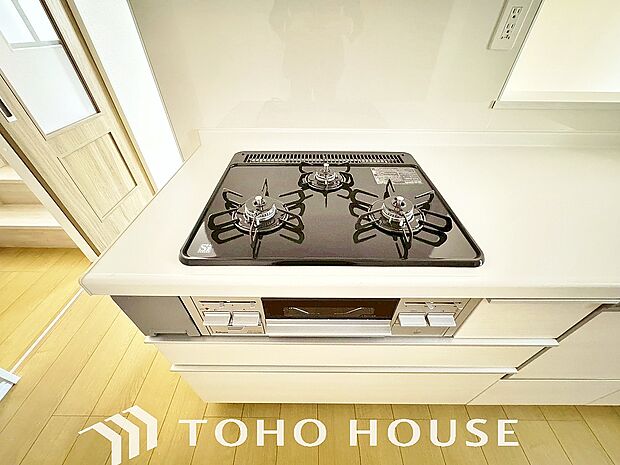 3口コンロは一度に複数のお料理を作ることができるメリットがあります。毎日のキッチンタイムを効率よく。