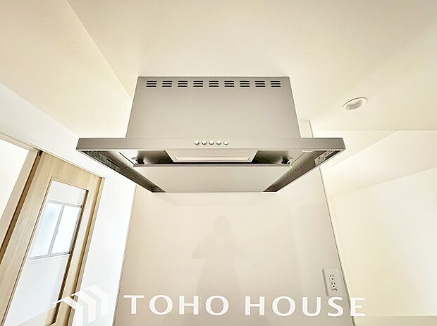 昨今主流のスリムタイプのレンジフード。スタイリッシュな見た目からインテリアとしても人気がある型です。