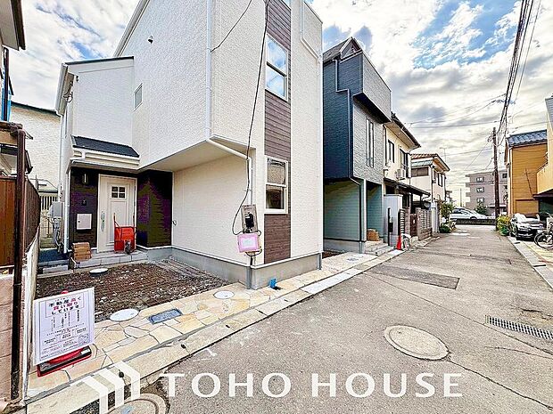 街並みの風景に包み込まれながら、瀟洒な印象も湛えて佇みます。