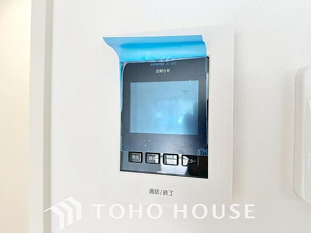 誰が来てもわかる様にモニター付きインターホンを設置。家事導線を考慮した個所に設置し、防犯性と利便性に優れ快適と安らぎを合わせた優しい設計。