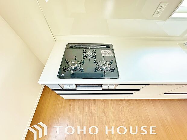 3口コンロは一度に複数のお料理を作ることができるメリットがあります。毎日のキッチンタイムを効率よく。