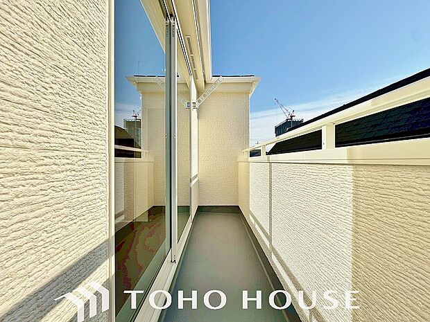 頬をなでる優しい風を感じることが出来るバルコニー。つい深呼吸をしたくなる気持ちの良い眺望です。