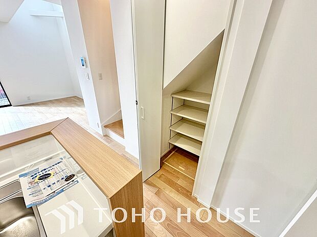 買い置きした日用品や食品等を収納する場所として、最適なキッチンスペースのパントリー収納がございます。