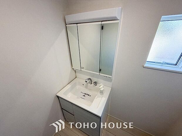 お家の中でも特にプライベートスペースとなる洗面所は、洗濯場所と浴室を同じ空間でまとめております。