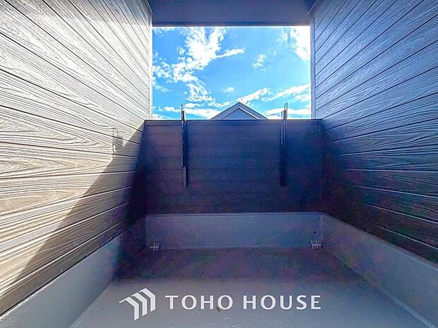 頬をなでる優しい風を感じることが出来るバルコニー。つい深呼吸をしたくなる気持ちの良い眺望です。