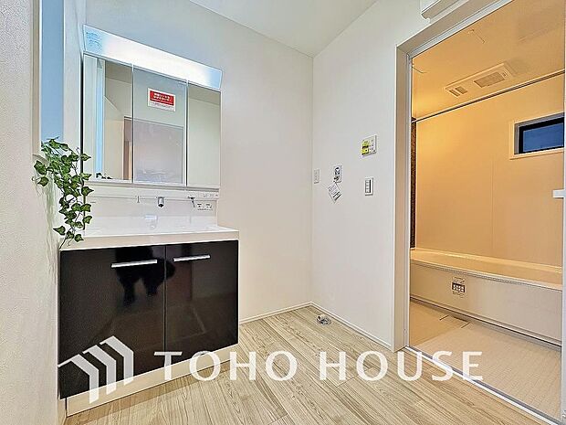 身だしなみのチェックがしやすい大きな鏡、下には収納がたっぷり。スッキリとした空間を演出いたします。