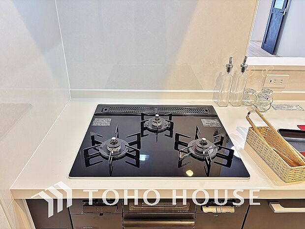 3口コンロは一度に複数のお料理を作ることができるメリットがあります。毎日のキッチンタイムを効率よく。