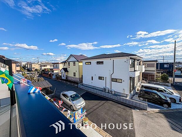 星空が地上に映りこむかのような夜景のきらめきまで、この街ならではの美しい風景の物語が室内に展開。