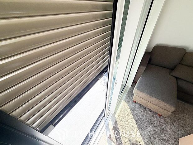 戸建にも防犯機能のシャッターを完備しております。寒い冬でも中からの開閉が可能です。