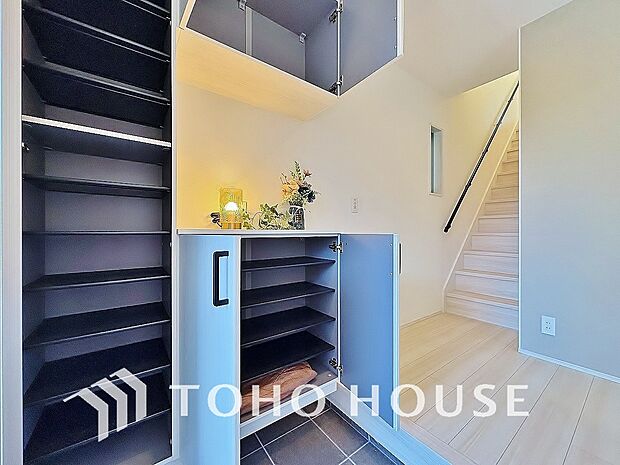 人を迎え入れる最初の場所だからこそ、清潔感がある空間にして頂ける様シューズボックスを設置しました。