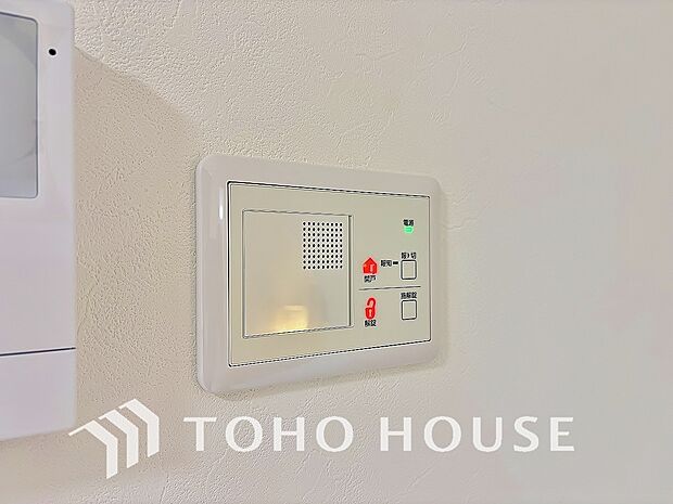 リビングから遠隔操作で玄関の解錠が可能なシステムキーを採用しております。