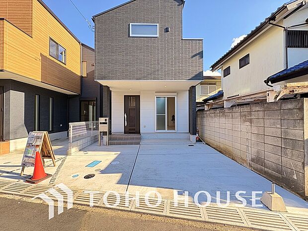 マンションとは違う敷地内駐車。ご主人様のお車のお手入れにも気合が入りますね。