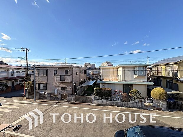 星空が地上に映りこむかのような夜景のきらめきまで、この街ならではの美しい風景の物語が室内に展開。