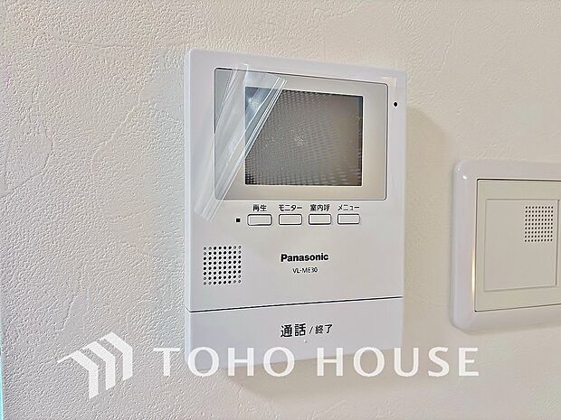 「見える安心」をカタチにしました。誰が来てもわかる様にモニター付きインターホンを設置。家事導線を考慮した個所に設置し、防犯性と利便性に優れ快適と安らぎを合わせた優しい設計。