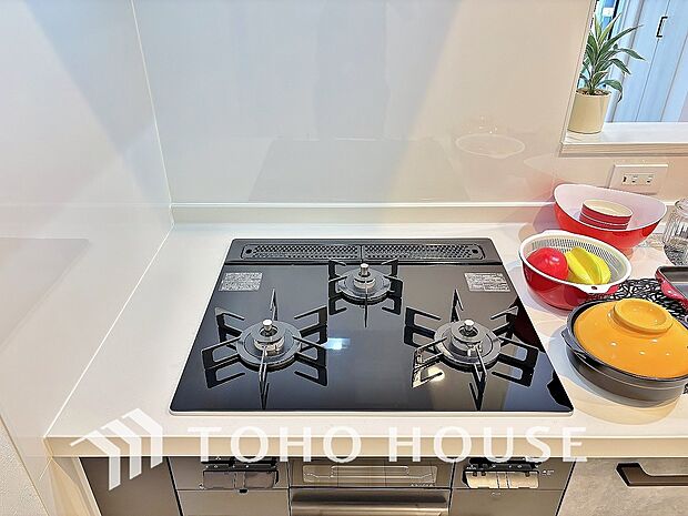 毎日料理をする、料理が好き、家族が多くて量を作る必要がある、等の方々にとっては必須の3口コンロ。同時進行で効率アップはもちろん鍋を移動する回数が減り、無駄な動きを軽減することが出来ます。