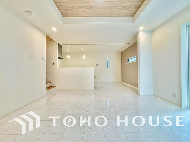 リビングも広く設け、訪れる人々を暖かく迎えてくれます。